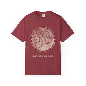 No golpear el cristal (camiseta), camiseta con ojo de buey de calamar gigante, cartel divertido para acuario, grabado de Julio Verne de 1870. imagen 12