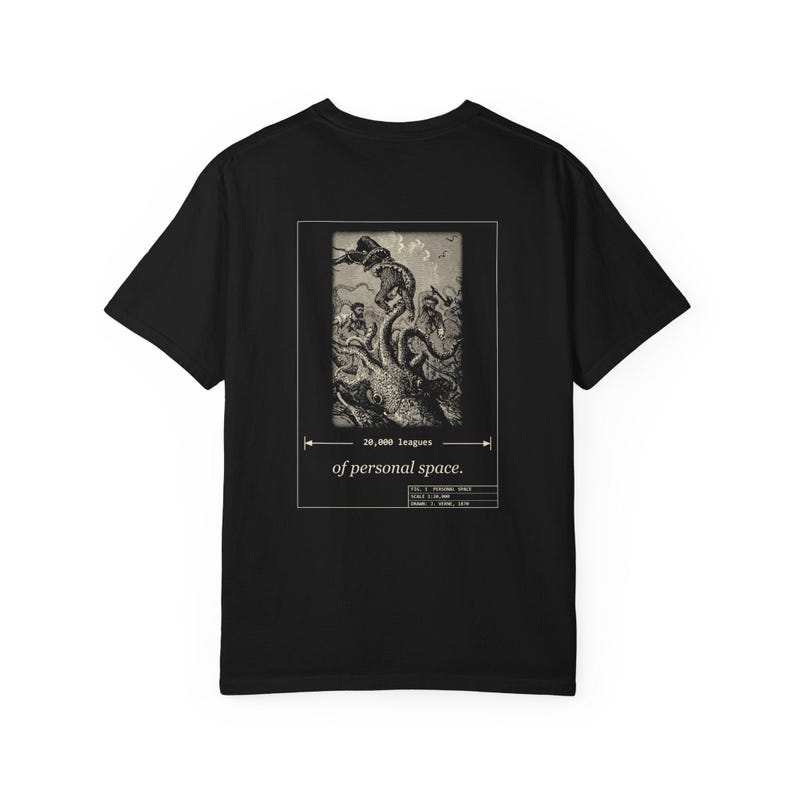 Camiseta "20.000 leguas de espacio personal", camiseta divertida para introvertidos por delante y por detrás, calamar gigante de Julio Verne imagen 17