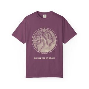 No golpear el cristal (camiseta), camiseta con ojo de buey de calamar gigante, cartel divertido para acuario, grabado de Julio Verne de 1870. imagen 11