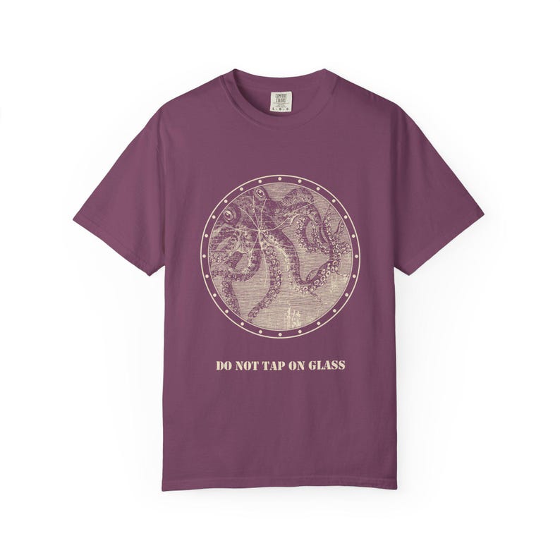 No golpear el cristal (camiseta), camiseta con ojo de buey de calamar gigante, cartel divertido para acuario, grabado de Julio Verne de 1870. imagen 11