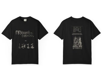 Puede incluir: Una camiseta negra de manga corta con texto blanco desgastado en la parte delantera que dice Hansel v. Gretel est. 1812. La parte trasera muestra una lista de artículos con precios y el texto Property damage will be deducted from your deposit.