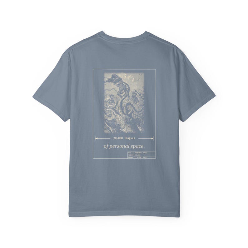 Camiseta "20.000 leguas de espacio personal", camiseta divertida para introvertidos por delante y por detrás, calamar gigante de Julio Verne imagen 14