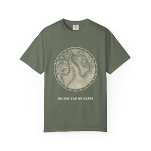No golpear el cristal (camiseta), camiseta con ojo de buey de calamar gigante, cartel divertido para acuario, grabado de Julio Verne de 1870. imagen 4