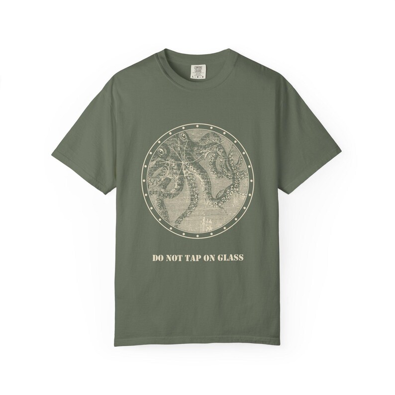 No golpear el cristal (camiseta), camiseta con ojo de buey de calamar gigante, cartel divertido para acuario, grabado de Julio Verne de 1870. imagen 4