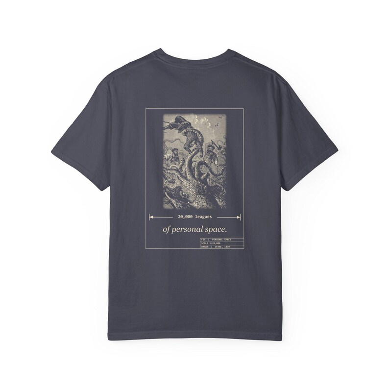 Camiseta "20.000 leguas de espacio personal", camiseta divertida para introvertidos por delante y por detrás, calamar gigante de Julio Verne imagen 19