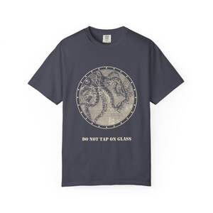No golpear el cristal (camiseta), camiseta con ojo de buey de calamar gigante, cartel divertido para acuario, grabado de Julio Verne de 1870. imagen 9