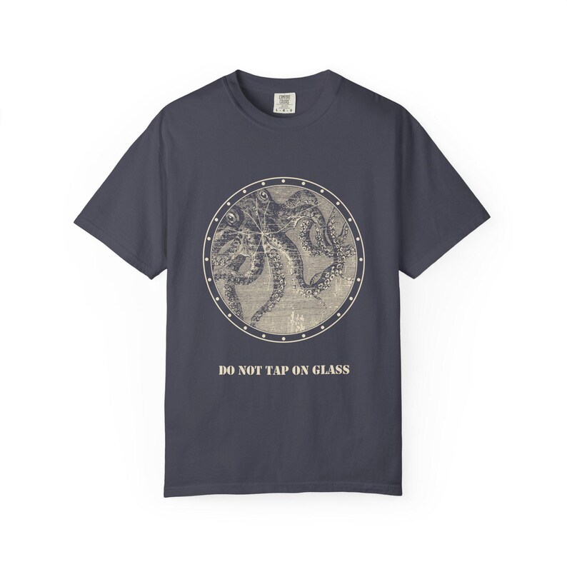 No golpear el cristal (camiseta), camiseta con ojo de buey de calamar gigante, cartel divertido para acuario, grabado de Julio Verne de 1870. imagen 9