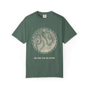 No golpear el cristal (camiseta), camiseta con ojo de buey de calamar gigante, cartel divertido para acuario, grabado de Julio Verne de 1870. imagen 5