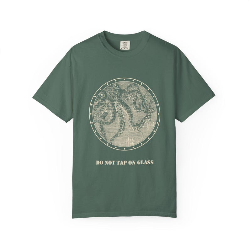 No golpear el cristal (camiseta), camiseta con ojo de buey de calamar gigante, cartel divertido para acuario, grabado de Julio Verne de 1870. imagen 5