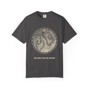 No golpear el cristal (camiseta), camiseta con ojo de buey de calamar gigante, cartel divertido para acuario, grabado de Julio Verne de 1870. imagen 8