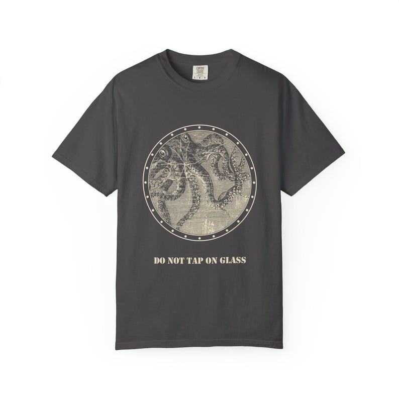 No golpear el cristal (camiseta), camiseta con ojo de buey de calamar gigante, cartel divertido para acuario, grabado de Julio Verne de 1870. imagen 8