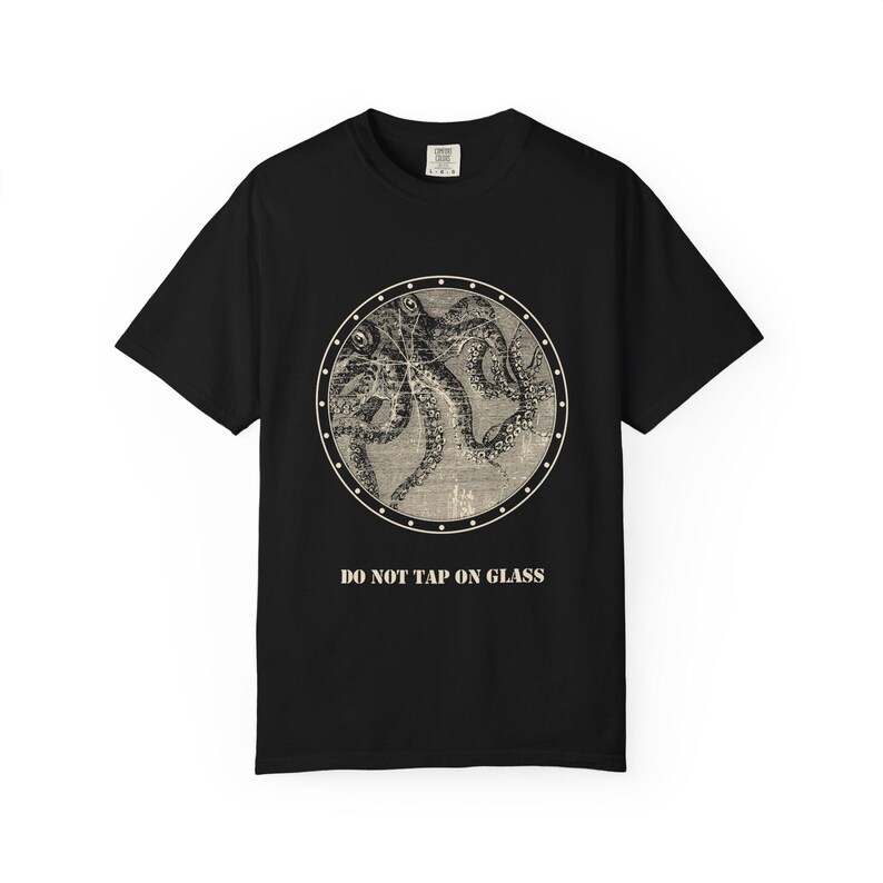 No golpear el cristal (camiseta), camiseta con ojo de buey de calamar gigante, cartel divertido para acuario, grabado de Julio Verne de 1870. imagen 1