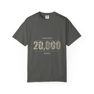 Camiseta "20.000 leguas de espacio personal", camiseta divertida para introvertidos por delante y por detrás, calamar gigante de Julio Verne imagen 5