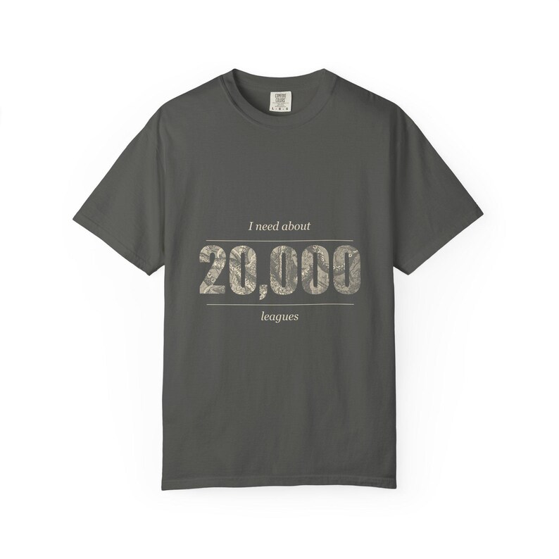 Camiseta "20.000 leguas de espacio personal", camiseta divertida para introvertidos por delante y por detrás, calamar gigante de Julio Verne imagen 5