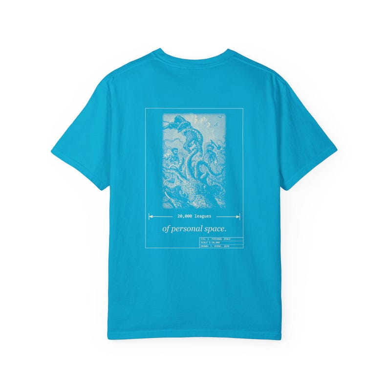 Camiseta "20.000 leguas de espacio personal", camiseta divertida para introvertidos por delante y por detrás, calamar gigante de Julio Verne imagen 12