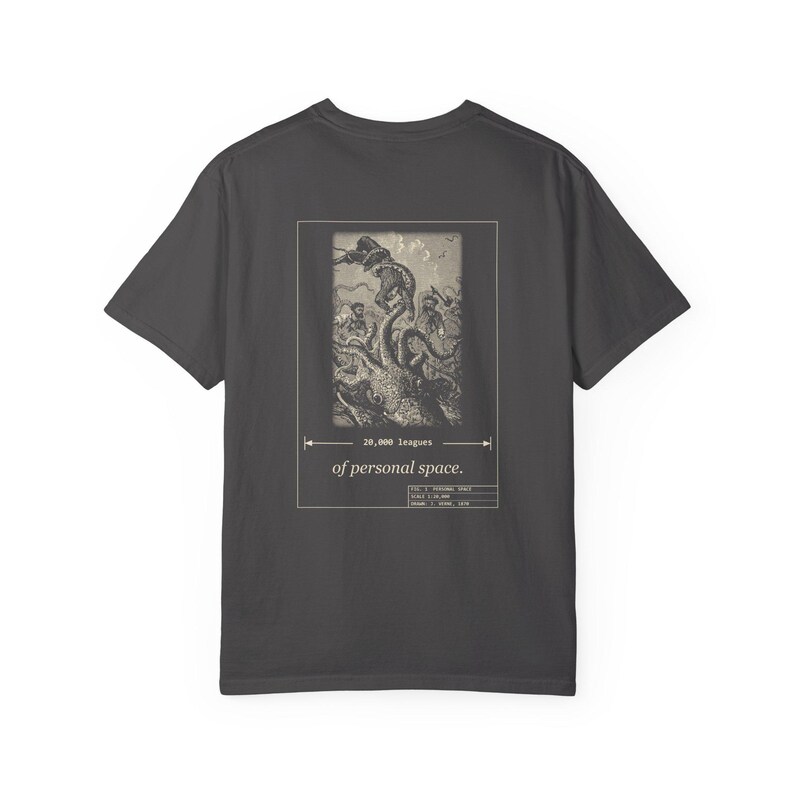 Camiseta "20.000 leguas de espacio personal", camiseta divertida para introvertidos por delante y por detrás, calamar gigante de Julio Verne imagen 16
