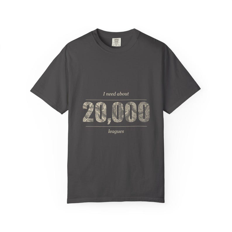Camiseta "20.000 leguas de espacio personal", camiseta divertida para introvertidos por delante y por detrás, calamar gigante de Julio Verne imagen 15