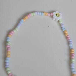 Tobillera con carita sonriente de margarita en tonos pastel / Tobillera de verano con cuentas hecha a mano / Tobillera con linda flor / Joyería para festivales / Regalo de tobillera para la playa