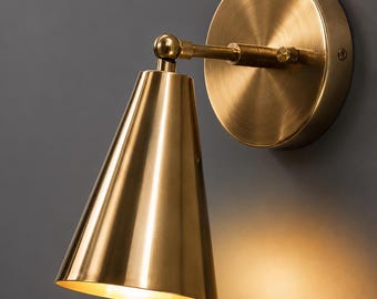 Moderne messing kegelvormige wandlamp | Verstelbare Italiaanse lamp uit het midden van de 20e eeuw