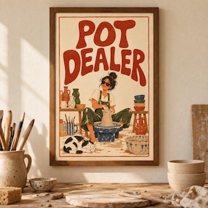 Puede incluir: Una lámina de arte mural rectangular enmarcada con el texto POT DEALER en letras rojas grandes. La ilustración muestra a una persona con peto verde y gafas de sol trabajando en un torno de alfarero, rodeada de vasijas de cerámica y un gato blanco y negro.