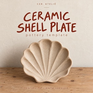 Puede incluir: Un plato de cerámica en forma de concha de color beige con una superficie texturizada y moteada con bordes festoneados. El texto CER. ATELIÉ, CERAMIC SHELL PLATE, pottery template y PRINTABLE PDF DIGITAL DOWNLOAD aparece en marrón.