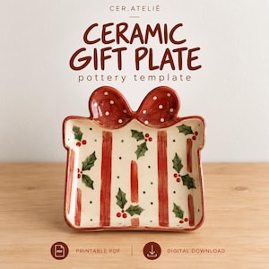 Puede incluir: Un plato de cerámica con forma de regalo y un lazo en la parte superior. El plato presenta un fondo crema con rayas rojas verticales, hojas de acebo verdes y bayas rojas. El texto en la parte superior dice CER.ATELIÊ CERAMIC GIFT PLATE pottery template.