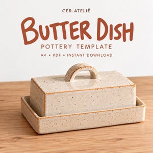 Könnte beinhalten: Eine rechteckige Butterdose aus Keramik mit gesprenkelter cremefarbener Glasur und braunen Rändern, inklusive passendem Deckel mit gebogenem Griff. Der Text lautet: CER.ATELIÊ BUTTER DISH POTTERY TEMPLATE A4 PDF INSTANT DOWNLOAD.