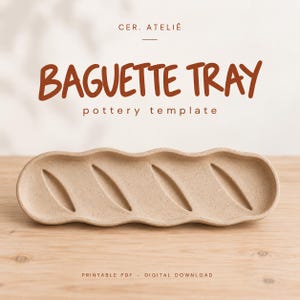 Könnte beinhalten: Ein beiges, gesprenkeltes, längliches Töpfertablett mit gewelltem Rand und vier diagonalen Vertiefungen. Der Text lautet: CER. ATELIÊ, BAGUETTE TRAY, pottery template, PRINTABLE PDF · DIGITAL DOWNLOAD. Das Tablett hat eine matte, texturierte Oberfläche.