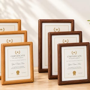 Puede incluir: Una colección de marcos de fotos rectangulares de madera en tonos marrón claro y oscuro, cada uno con un certificado de logro blanco con un icono de corona dorada, el texto "CERTIFICATE OF ACHIEVEMENT" y espacios para nombre, fecha y firma.