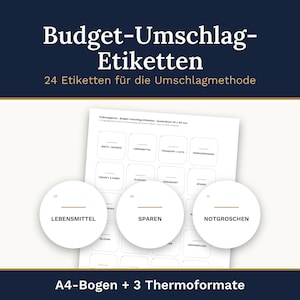 Può includere: Un foglio di etichette quadrate bianche per buste di budget con testo nero e linee dorate. Il testo include categorie come LEBENSMITTEL, SPAREN e NOTGROSCHEN. Il foglio è etichettato come A4-Bogen + 3 Thermoformate con 24 etichette per il metodo.
