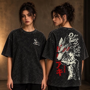 Könnte beinhalten: Ein schwarzes T-Shirt in Acid-Wash-Optik mit einer kleinen Grafik auf der Brust und einem großen Rückendruck. Die Rückseite zeigt eine stilisierte Anime-Figur mit einem mehräugigen Wolfsgeist, rotem japanischem Text und feinen schwarz-weißen Linien.