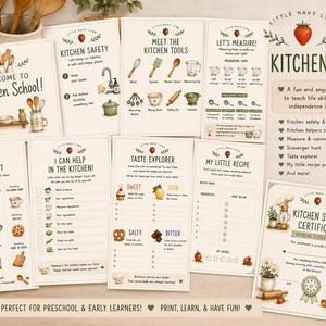 Könnte beinhalten: Ein Set aus 11 druckbaren PDF-Seiten mit dem Titel Kitchen School, das illustrierte Anleitungen zu Küchensicherheit, Werkzeugen, Maßen, eine Schnitzeljagd, Rezeptvorlagen und ein Abschlusszertifikat mit aquarellartigen Küchengrafiken enthält.