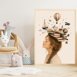 Puede incluir: Una lámina de arte enmarcada que muestra el perfil de una persona con trenza, equilibrando una pila de libros sobre su cabeza. Sobre los libros hay ilustraciones de un velero, un globo aerostático, un faro, un globo terráqueo y un avión.