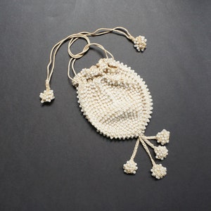 Cartera estilo años 20 con cuentas y crochet en seda, excelente estado. CHIC