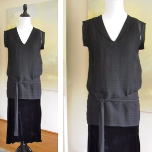 1920er Art Deco Schwarzes Chiffon und Seidensamt Drop-Taille Flapper Abend- oder Cocktailkleid