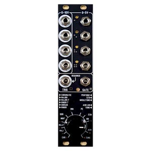 Puede incluir: Un panel de sintetizador modular negro con dos columnas de conectores de entrada etiquetados 0-10V y 0-5V, una entrada TRIG con la etiqueta REQUIRED, una entrada GATE y una perilla giratoria grande en la parte inferior con escalas musicales.