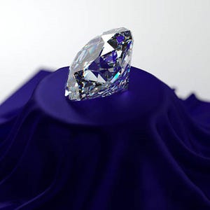 Könnte beinhalten: Ein klarer, facettierter Diamant im Brillantschliff ruht auf einer glatten, kreisförmigen Plattform, die mit tiefblauem Stoff bedeckt ist. Der Edelstein weist scharfe, geometrische Kanten auf, die das Licht reflektieren und helle weiße Glanzlichter erzeugen.