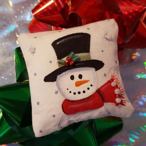 Dollhouse Miniature Pillow-Top Hat Snowman image 1