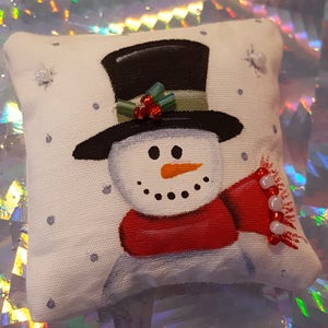 Dollhouse Miniature Pillow-Top Hat Snowman image 3