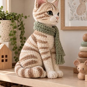 Virkmönster för tabbykatt i PDF-format, realistisk randig amigurumi-kattunge med salviahalsduk