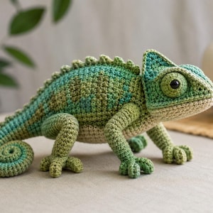 Realistisch haakpatroon voor een kameleon (PDF), geavanceerde tutorial voor het haken van een reptiel in amigurumi-stijl, digitale download van een smaragdgroene helmhagedis