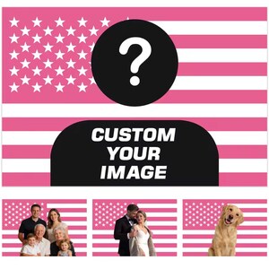 Könnte beinhalten: Ein rechteckiges Schild mit einem rosa-weißen amerikanischen Flaggenmuster. Der obere Bereich zeigt einen großen schwarzen Kreis mit einem weißen Fragezeichen. Darunter befindet sich eine schwarze Form mit dem weißen Text CUSTOM YOUR IMAGE. Drei kleinere Beispiele zeigen Fotos von Personen und einem Hund vor demselben rosa-weißen Flaggenhintergrund.