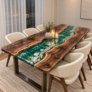 Mesa de comedor artesanal de nogal con borde natural y resina epoxi, piedras blancas y piedra blanca.