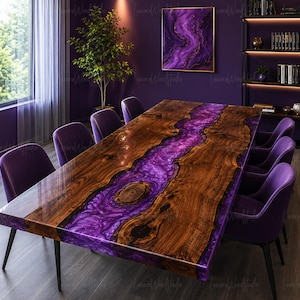 Puede incluir: Una mesa de comedor rectangular con un tablero de madera de borde natural y un río central de resina epoxi púrpura translúcida. La mesa se apoya sobre patas de metal oscuro y está rodeada por ocho sillas tapizadas de color púrpura.