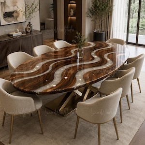 Puede incluir: Una mesa de comedor ovalada con una superficie de madera pulida y un diseño de río de resina translúcida fluida en el centro. La mesa está sostenida por una base de metal dorado y está rodeada por ocho sillas tapizadas.