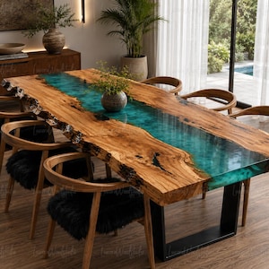 Puede incluir: Una mesa de comedor rectangular con un tablero de madera de borde natural y un río central de resina turquesa translúcida. La mesa se apoya sobre patas de metal negro y está rodeada de sillas de madera con cojines de piel negra.