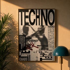 Könnte beinhalten: Ein rechteckiges Wandposter mit fetter schwarzer Typografie auf weißem Hintergrund. Das Wort TECHNO steht prominent oben, begleitet von Textblöcken wie DARK ENERGY, HARD TECHNO und verschiedenen Phrasen in Englisch sowie asiatischen Schriftzeichen.
