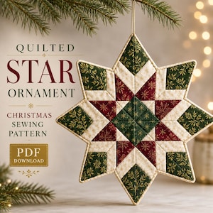 Può includere: Un ornamento a forma di stella trapuntata con un motivo geometrico in tessuto verde scuro, rosso intenso e crema con stampe di fiocchi di neve e foglie dorate. Il testo recita: QUILTED STAR ORNAMENT CHRISTMAS SEWING PATTERN PDF DOWNLOAD.