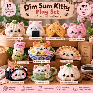 Könnte beinhalten: Eine Sammlung von 10 Häkelanleitungen mit dem Titel Dim Sum Kitty Play Set, die gehäkelte katzenartige Lebensmittel wie Suppenknödel, Onigiri, Glückskeks, Pfirsichbrötchen, Dango, Ramenschüssel, Gyoza, Sushi-Rolle, Teetasse und Bao-Dampfbrötchen zeigt.