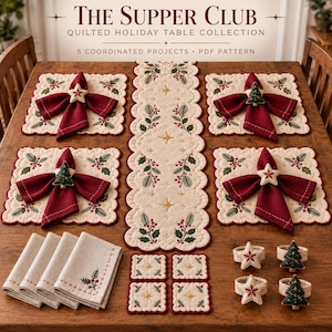Può includere: Il modello PDF The Supper Club Quilted Holiday Table Collection include un runner color crema, quattro tovagliette quadrate, quattro tovaglioli, quattro sottobicchieri e quattro portatovaglioli con ricami di agrifoglio, bacche e stelle.